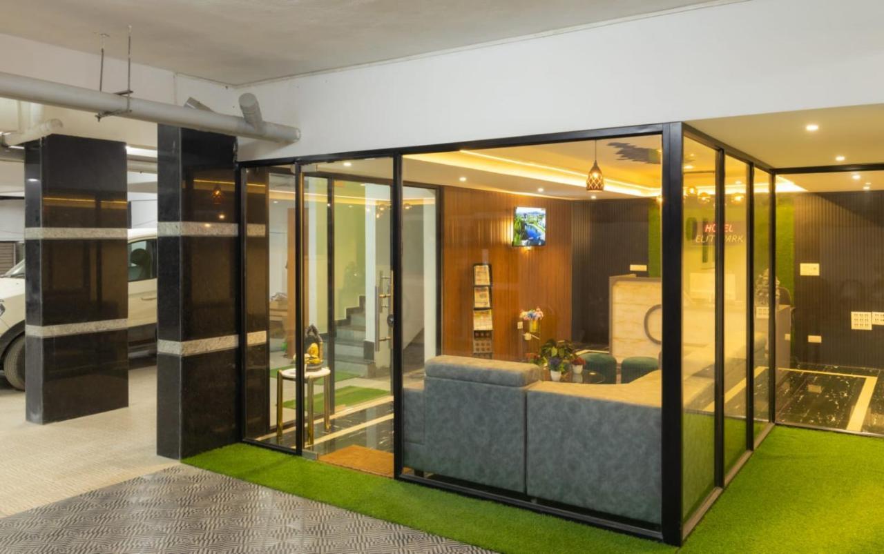 Beestay Hotels Elite Park تيروباتي المظهر الخارجي الصورة