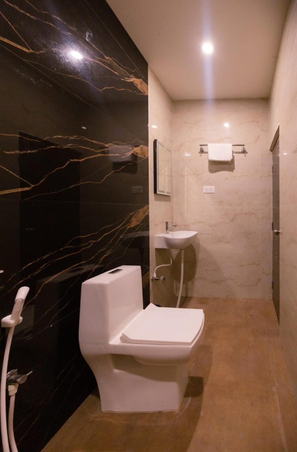 Beestay Hotels Elite Park تيروباتي الغرفة الصورة