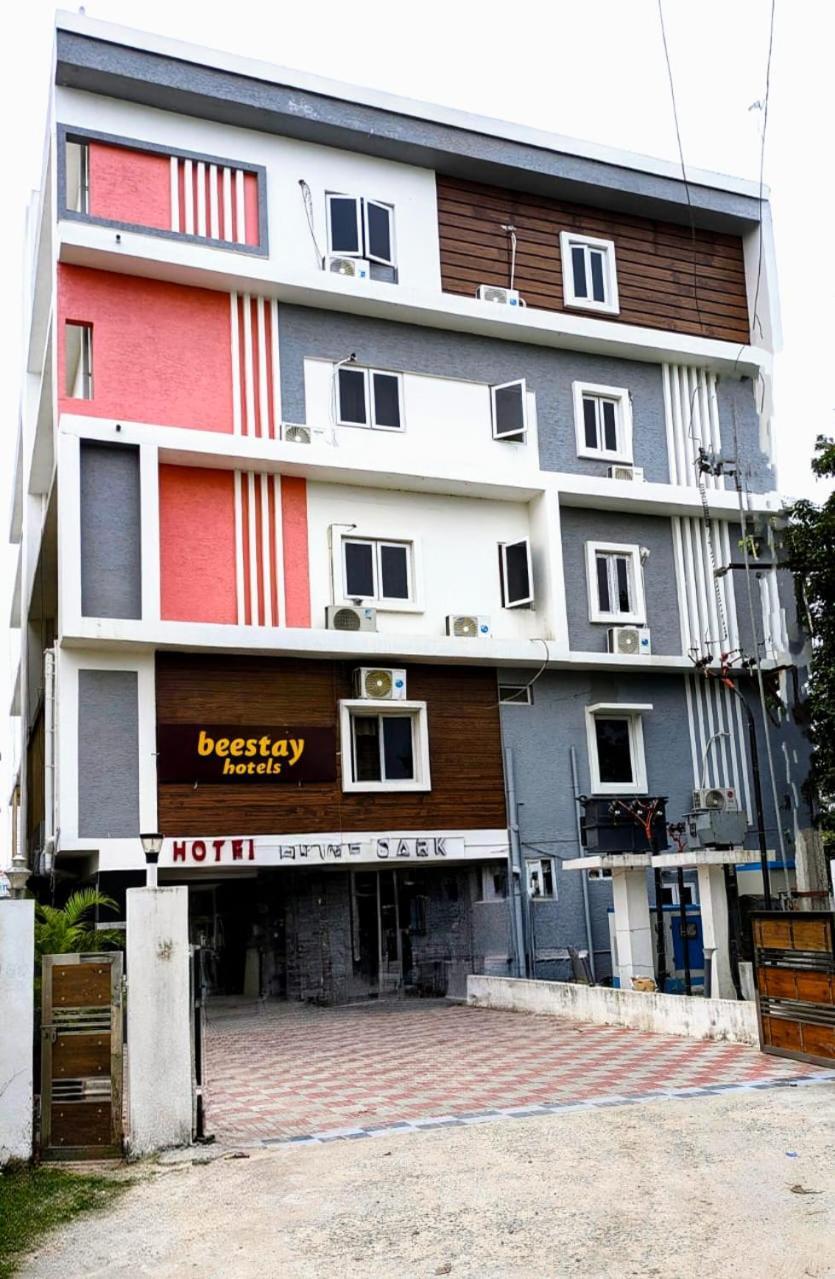 Beestay Hotels Elite Park تيروباتي المظهر الخارجي الصورة